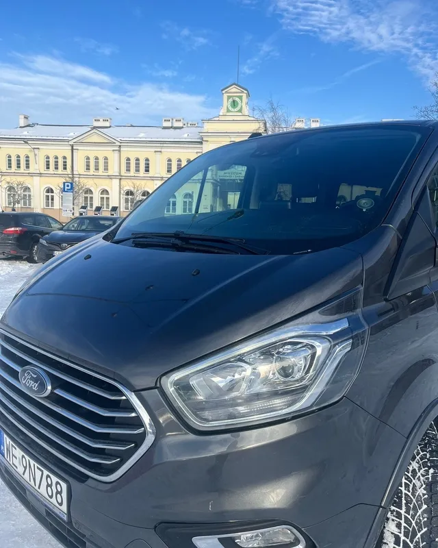 Ford Tourneo przy Muzeum Zabawek w Kielcach