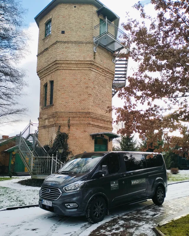 Ford Tourneo Custom przy Wieży Ciśnień w Białowieży