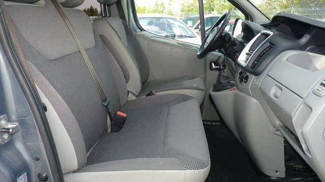 skaluj obraz (+/-) opel Vivaro fotele